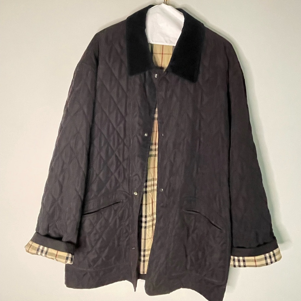 Burberry Black Quilted Jacket w/corduroy collar & Classic Nova Check lining. - Picture 12 of 14
